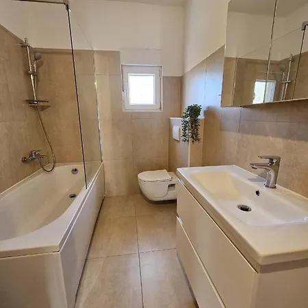 Whitehill House Apartment